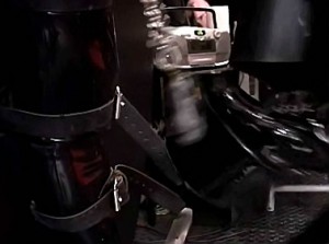 Rubber slaaf afgericht door meesteres